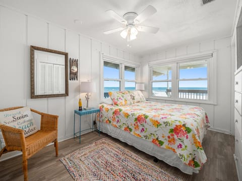 Cozy Cottage, 3 Bedrooms, Sleeps 6, Ocean Front, Pet Friendly, WiFi House in Palm Coast