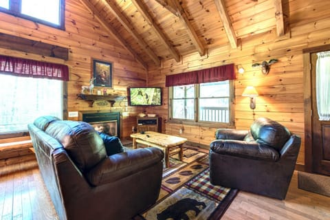 Fawn Cabin, 1 Bedroom, Sleeps 4, Hot Tub, Private, Pets, Gas Fireplace House in Pittman Center
