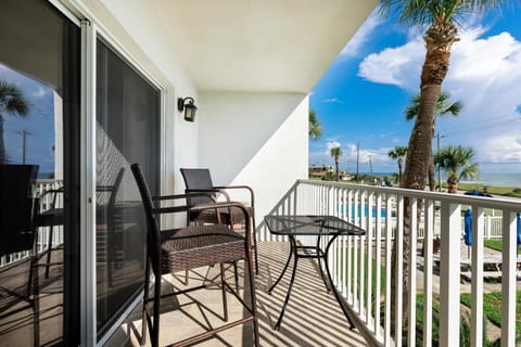 Starboard Light 1, 2 Bedrooms, Pool Access, WiFi, Pool Table, Sleeps 6 Apartment in Daytona Beach