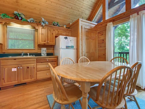 Trail’s End, 2 Bedrooms, Hot Tub, Jetted Tub, Gas Fireplace, Sleeps 8 House in Gatlinburg