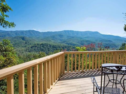 Woodshed, 2 Bedrooms, Sleeps 5, Mountain View, Jetted Tub, Pool Access, Casa in Pittman Center