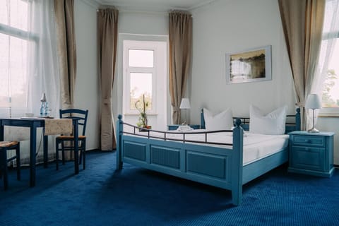 Bed, Photo of the whole room, Decorative detail