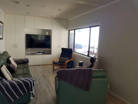 Waterfront Location - 2 Bed Apartment in Corlette, Port Stephens - Sleeps 4 Condominio in Corlette