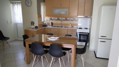 Kitchen or kitchenette, Dining area, oven, stove