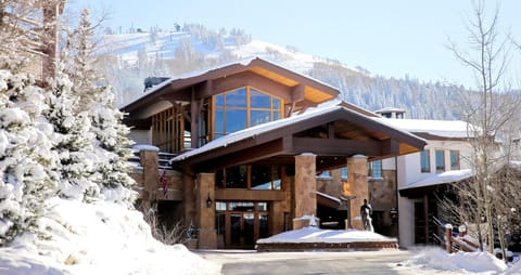 Property building, Facade/entrance, Winter