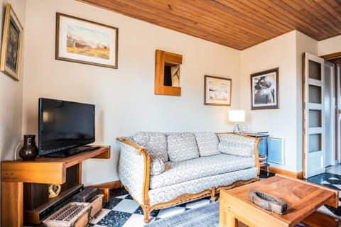 Bed, Living room, fireplace