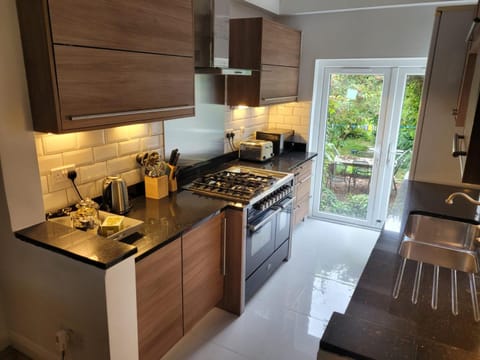 Maidenhead House Serviced Accommodation in quiet residential area, free parking, 3 bedrooms, WiFi 1 Gbps, work desks, office chairs, TV 55" Roku, Company stays, couples and families welcome, sleeps 6 House in Maidenhead