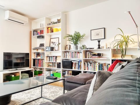 Living room, Photo of the whole room, Decorative detail