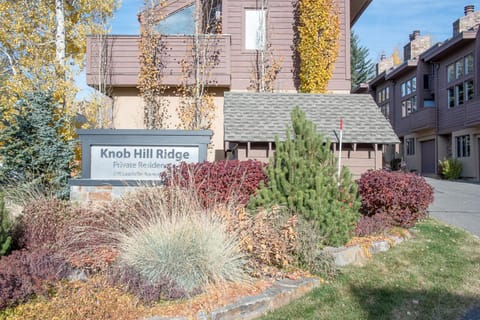 Knob Hill Ridge Townhome 1 - Modern Décor & Right in Downtown, Pet Friendly House in Ketchum