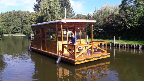 Hausboot / Floss Bateau amarré in Rheinsberg