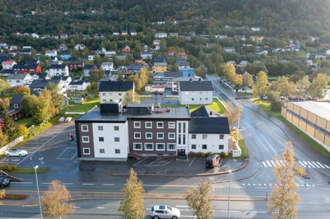 Property building, Facade/entrance, Neighbourhood, Street view, Location, Parking