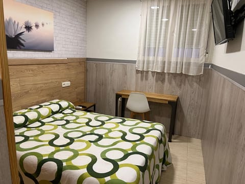 Hostal 82 Bed and Breakfast in Community of Madrid