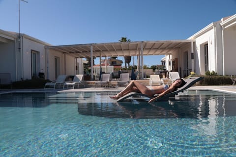 Patio, Swimming pool, sunbed