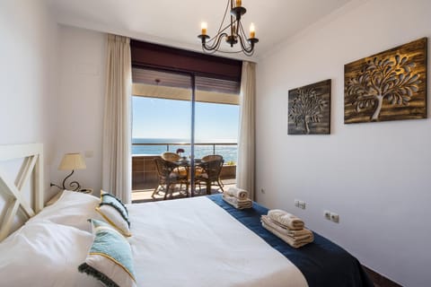 Photo of the whole room, Sea view