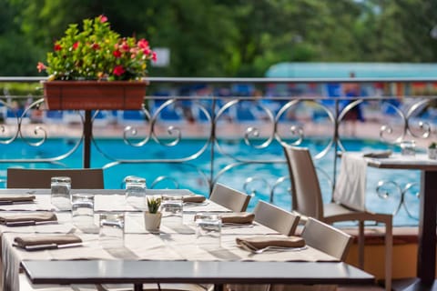 Restaurant/places to eat, Restaurant/places to eat, Balcony/Terrace, Food and drinks, Food, Pool view, Swimming pool, Alcoholic drinks, Non alcoholic drinks