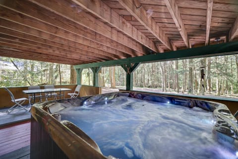 ⛰⛵️⛱Mt. Maplewood Lodge❤️Seasonal Specials ☆Poconos☆Cabin☆Hot⛷Tub☆Game Room☆ Nature lodge in Pocono Pines