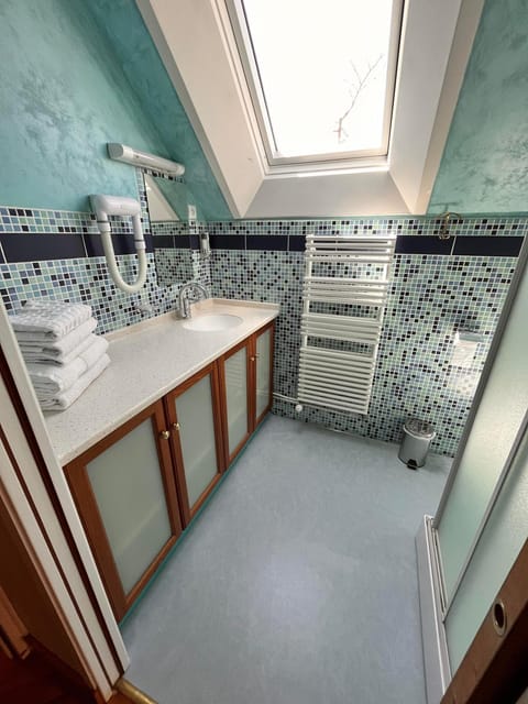 Bathroom, air conditioner