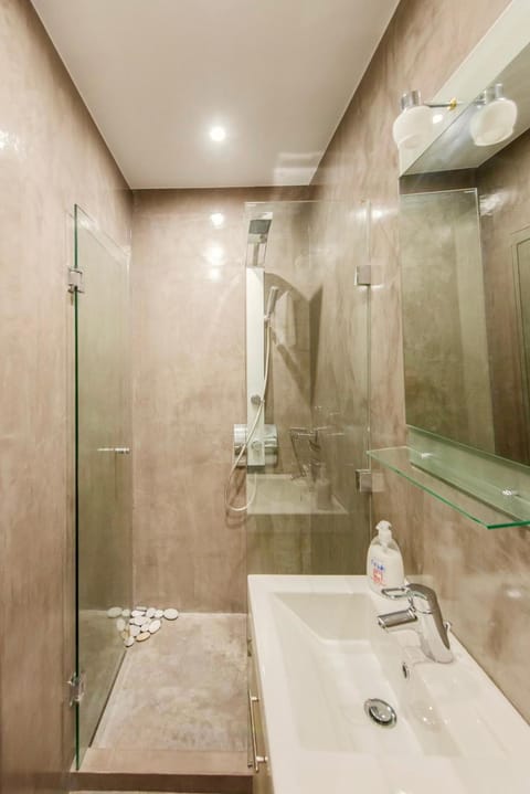 Shower, Bathroom, Floor plan