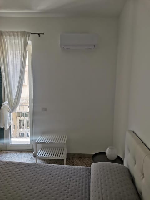 Bedroom, air conditioner