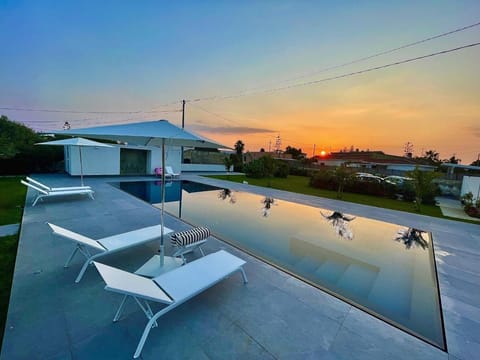 Property building, Hot Tub, Solarium, Swimming pool, Sunset