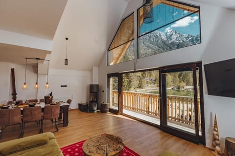 Natural landscape, TV and multimedia, View (from property/room), Balcony/Terrace, Living room, Seating area, Mountain view