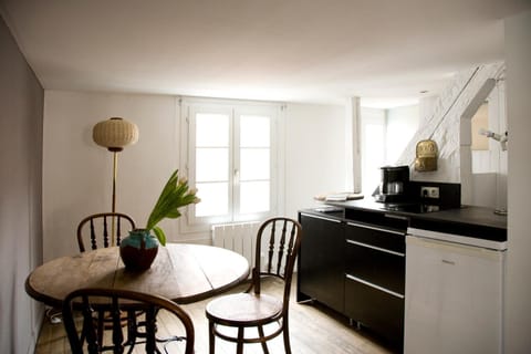 Kitchen or kitchenette, Dining area