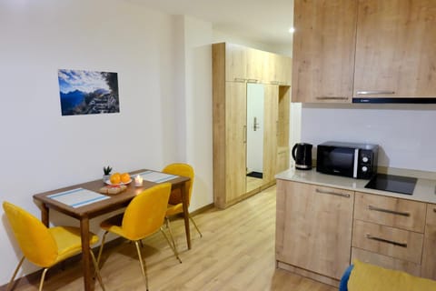 Coffee/tea facilities, Kitchen or kitchenette, Dining area, Communal kitchen