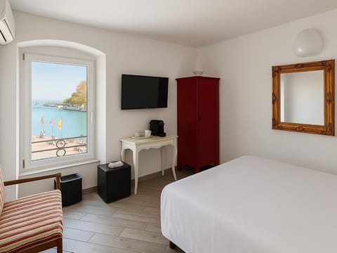 TV and multimedia, Photo of the whole room, Bedroom, Lake view