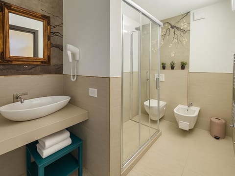 Shower, Toilet, Bathroom, bidet, towels