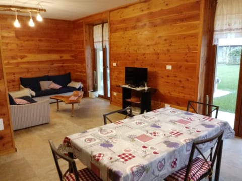 TV and multimedia, Living room, Dining area, Garden view