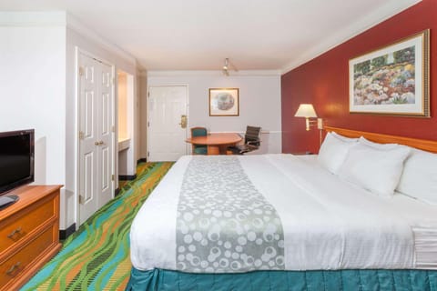 Days Inn & Suites by Wyndham Arlington Heights Hotel in Arlington Heights