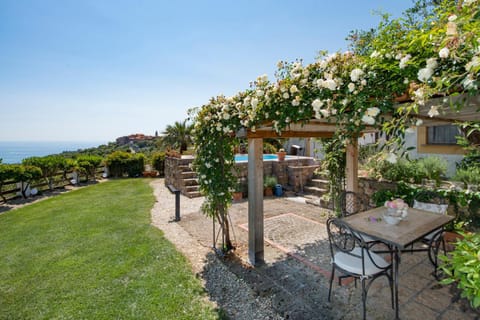 Property building, Patio, Spring, Day, Natural landscape, Garden, Dining area, Garden view