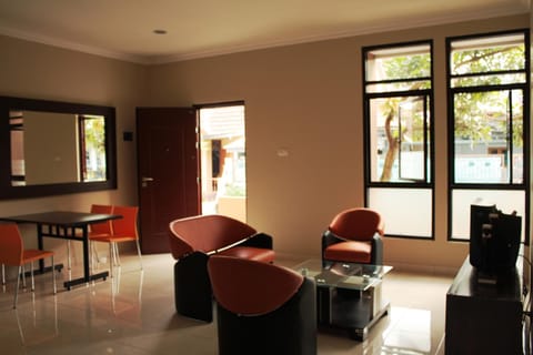 Toilet, TV and multimedia, Seating area, Area and facilities, young children, Family