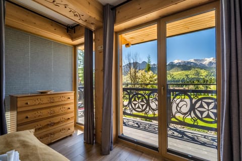 Bedroom, Mountain view