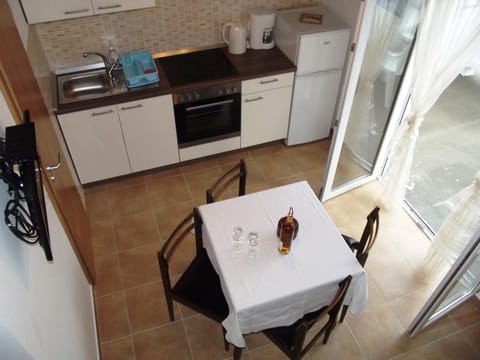 Coffee/tea facilities, Kitchen or kitchenette, Dining area