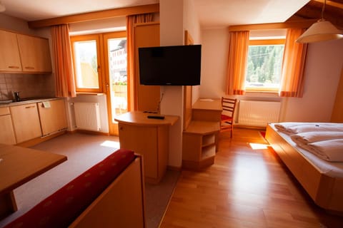 TV and multimedia, Kitchen or kitchenette, Bedroom