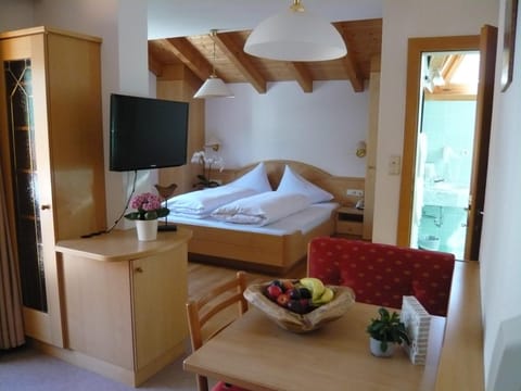 TV and multimedia, Dining area, Bedroom