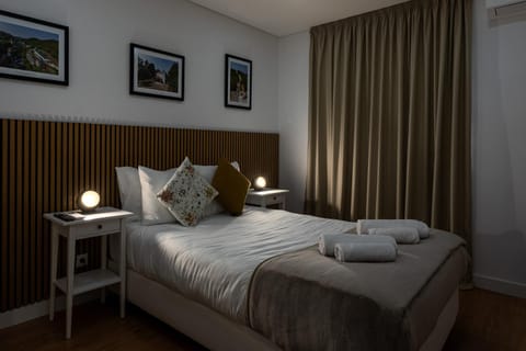 Bed, Photo of the whole room, Decorative detail, Bedroom, towels