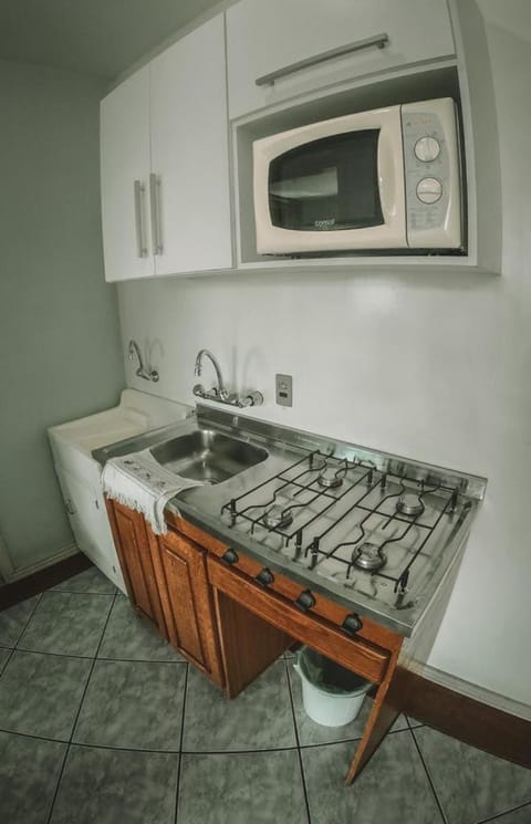 Kitchen or kitchenette, minibar, stove