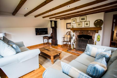 Beautiful 3 Bedroom Cottage - Picturesque Retreat House in East Staffordshire District