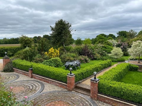 Beautiful 3 Bedroom Cottage - Picturesque Retreat House in East Staffordshire District