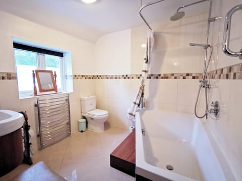 Our beautiful large Suite room with a Double bath with Shower ensuite - It has a full Kitchen boasting stunning views over the Axe Valley - Only 3 miles from Lyme Regis, River Cottage HQ & Charmouth - Comes with free private parking Appartamento in East Devon District