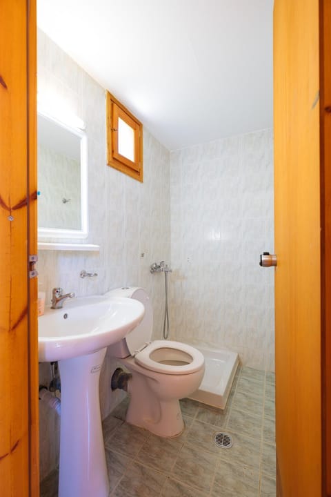 Shower, Toilet, Property building, Bathroom