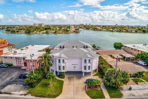 Amadeus 3 House in Treasure Island