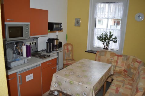 Kitchen or kitchenette, Communal kitchen