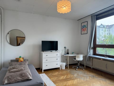 Bed, TV and multimedia, Living room, Photo of the whole room