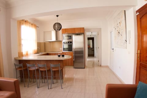 Kitchen or kitchenette, Living room, Photo of the whole room, Decorative detail, Dining area