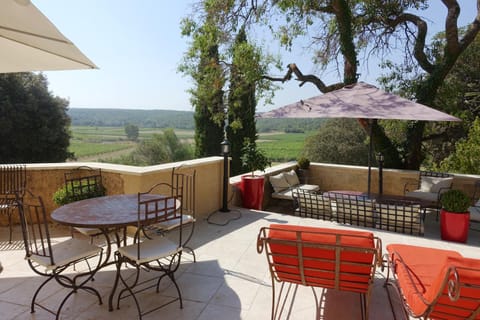 Le Grand Saint Paul Bed and Breakfast in Rognes