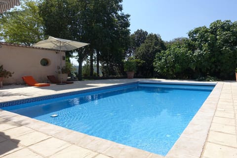 Le Grand Saint Paul Bed and Breakfast in Rognes