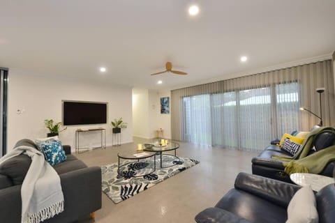 89 at The Edge - Luxury Poolside Contemporary House in Palm Cove